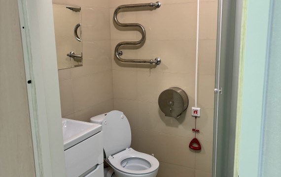 Уборная в палате в клинике ЛайфСити
